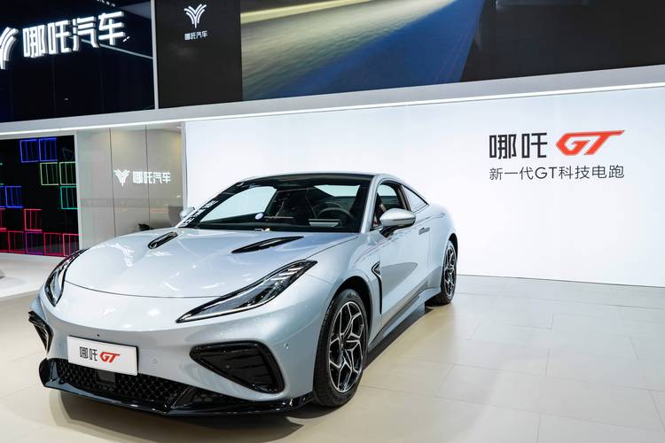 佛山187哪吒汽车在智能汽车领域的表现，领途汽车在新能源汽车市场中的影响力